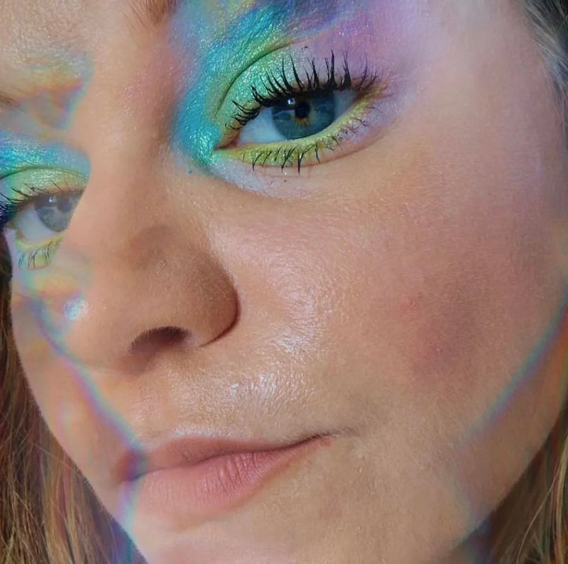 La palette de fards à paupières Escape by Indy se compose de six ombres à paupières mates et trois fards duochromes. Riches en pigments la palette de fard à paupières Escape est très appréciée. Escape est reconnue pour ses fards duochromes ultra pailletés.