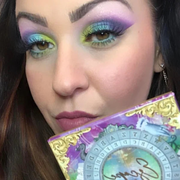 La palette de fards à paupières Escape by Indy se compose de six ombres à paupières mates et trois fards duochromes. Riches en pigments la palette de fard à paupières Escape est très appréciée. Escape est reconnue pour ses fards duochromes ultra pailletés.