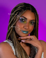 Paillettes biodégradables Shrek'iss de la marque Adezzo Beauty pour briller sans polluer. Couleur vert holographique.