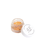 La teinte Queen du Désert : un mélange caramel, or pâle et cuivré, avec sa nouvelle formule associant karité et paillettes à base de plantes, à 98% d’origine naturelle 