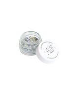 La teinte Y'Holo : d'incroyables reflets arc-en-ciel, avec sa nouvelle formule associant karité et paillettes à base de plantes, à 96% d’origine naturelle  
