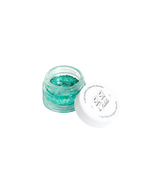 La teinte Polysirène : un magnifique bleu-vert océan, avec sa nouvelle formule associant karité et paillettes à base de plantes, à 93% d’origine naturelle 