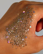 Paillettes biodégradables façon mille et une nuits. Dorées et holographiques elles sauront enchanter vos looks festival, mariages, jour de l'an.