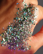 Paillettes biodégradables SHREK’ISS d’Adezzo Beauty : un mélange unique de vert holographique, argent et bleu, 100% sans plastique, vegan et cruelty free.