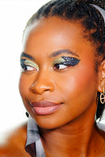 Les paillettes biodégradables Mercredisco Si SI La Paillette sont idéales pour tous vos looks festifs. Ce maquillage associe les paillettes Mercredisco au fard Versailles de la palette Escape by Indy x Adezzo Beauty. Il a été réalisé pour le festival Marsatac à Marseille et il a eu énormément de succès.