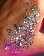 Laissez-vous séduire par ce mélange à paillettes biodégradables vibrant, préparé et conditionné en Provence dans un emballage écologique, conçu pour sublimer tous vos looks.