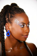 Gel pailleté Y'holo biodégradable aux effets holographiques Si Si La Paillette. Maquillage associé à la palette Runway Adezzo Beauty x The French Beauty Boy. Look réalisé pour le festival Marsatac à Marseille.