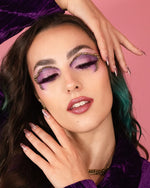  La palette de fards à paupières Escape by Indy se compose de six ombres à paupières mates et trois fards duochromes. Riches en pigments la palette de fard à paupières Escape est très appréciée. Escape est reconnue pour ses fards duochromes ultra pailletés. 