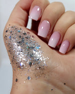 Les paillettes biodégradables, paillettes écologiques, paillettes bio… SiSi La Paillette sont une nouvelle génération de paillettes fabriquées à partir d’autres matériaux que le plastique, qui se dégradent dans l’environnement. Les paillettes Bioglitter sont fabriquées à partir de cellulose de plantes régénérée. Maquillage paillette festival, idée maquillage paillette homme  - idée maquillage sisi la paillette